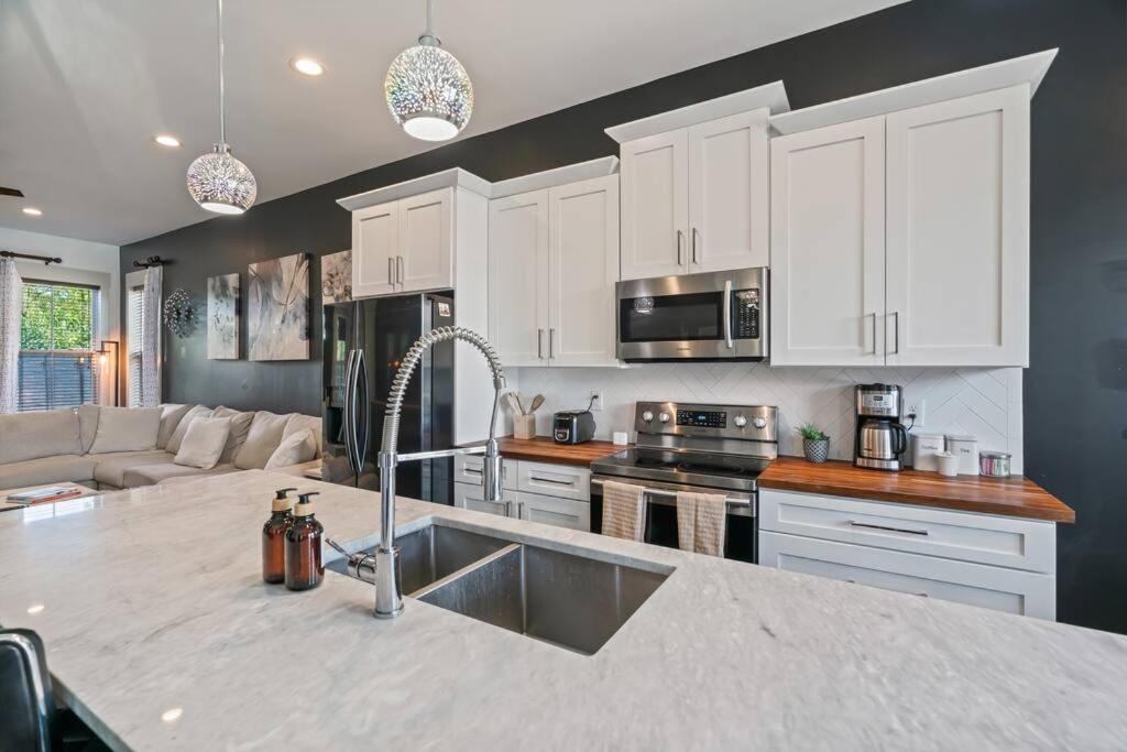 King Bed, Balcony, Covered Patio & Firepit! 8 Minutes From Broadway Nashville Extérieur photo