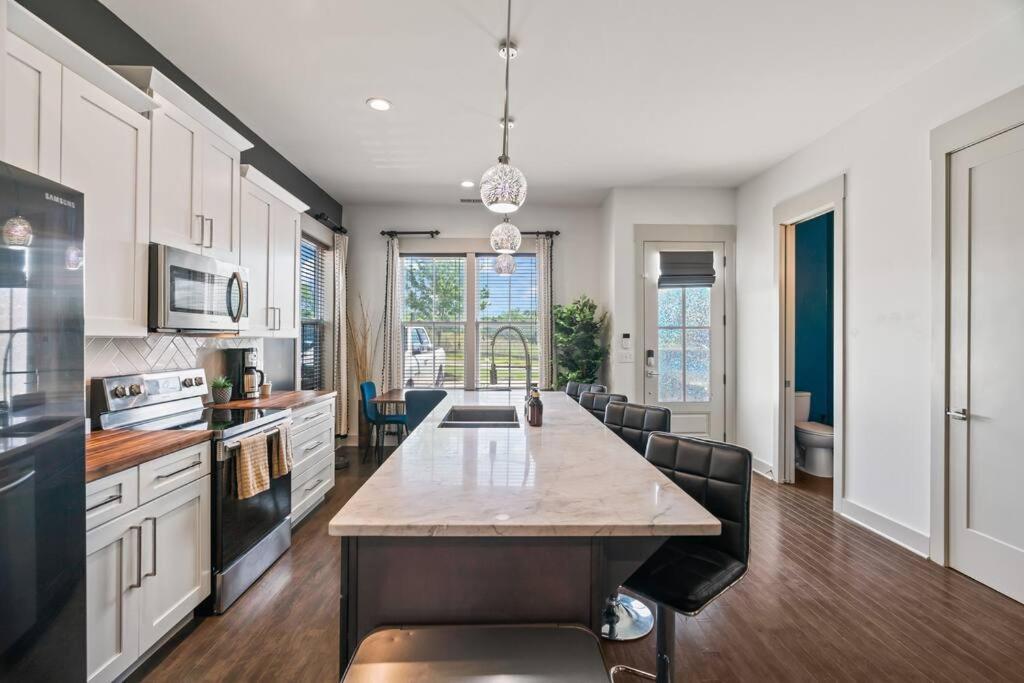 King Bed, Balcony, Covered Patio & Firepit! 8 Minutes From Broadway Nashville Extérieur photo