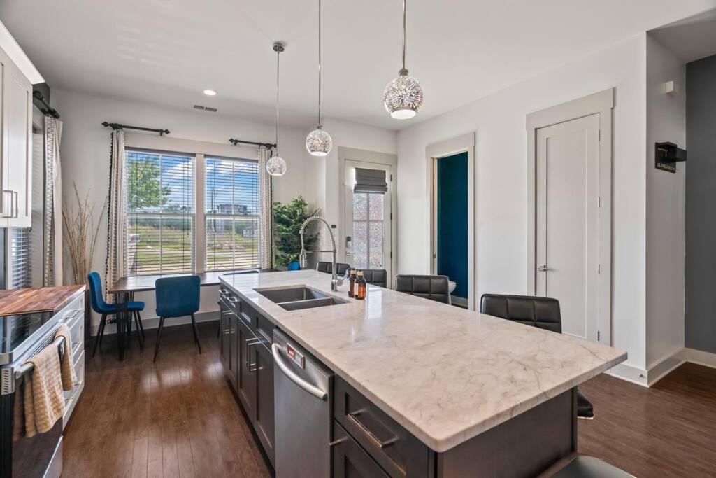 King Bed, Balcony, Covered Patio & Firepit! 8 Minutes From Broadway Nashville Extérieur photo